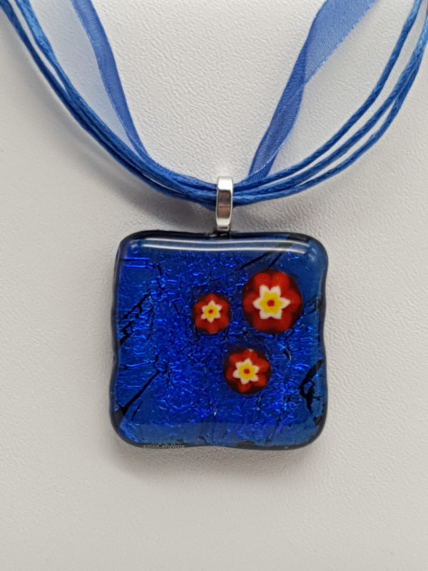 20200728 193724 600x800 - Pendentif dichroïque bleu cobalt, froissé, avec Murines (à droite)