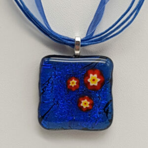 Pendentif dichroïque bleu cobalt, froissé, avec Murines (à droite)