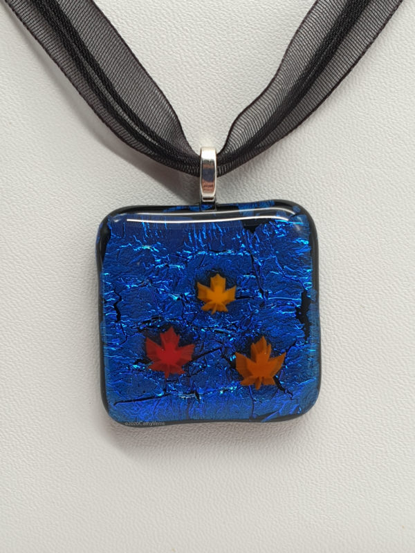 20200728 194717 600x800 - Pendentif dichroïque bleu cobalt, froissé, avec Murines