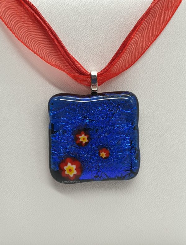 20200728 194925 600x791 - Pendentif dichroïque bleu cobalt, froissé, avec Murines (à gauche)