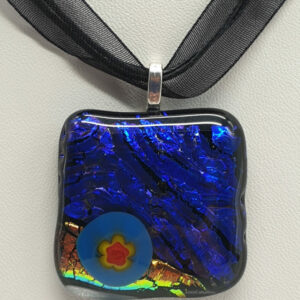 Pendentif dichroïque bleu/arc-en-ciel, motif ondulations avec Murine