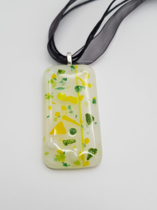 20200728 200454 600x800 - Pendentif blanc/vert/jaune